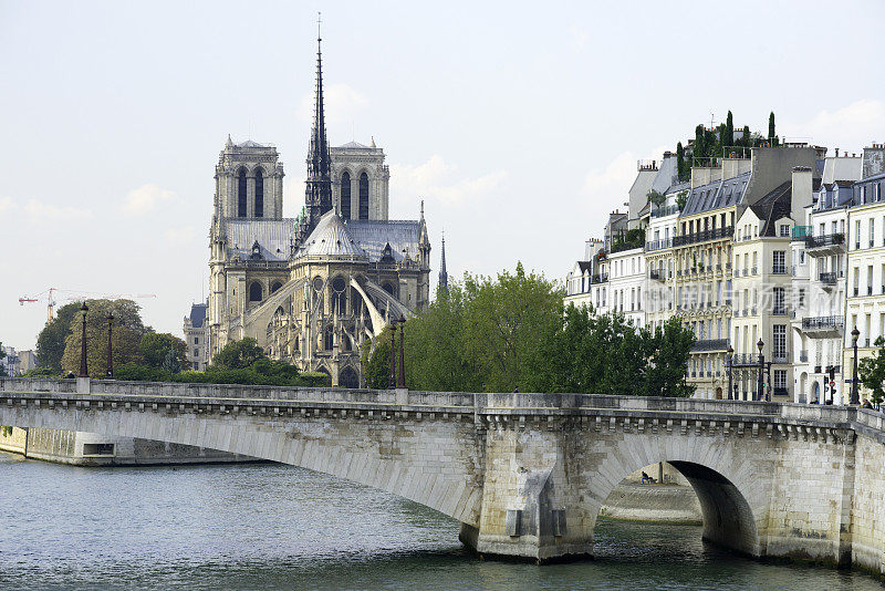 从萨利桥(Pont de Sully)上俯瞰巴黎圣母院(Notre Dame de Paris)和图内尔桥(Pont de la Tournelle)